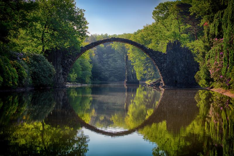 Brug met weerspiegeling